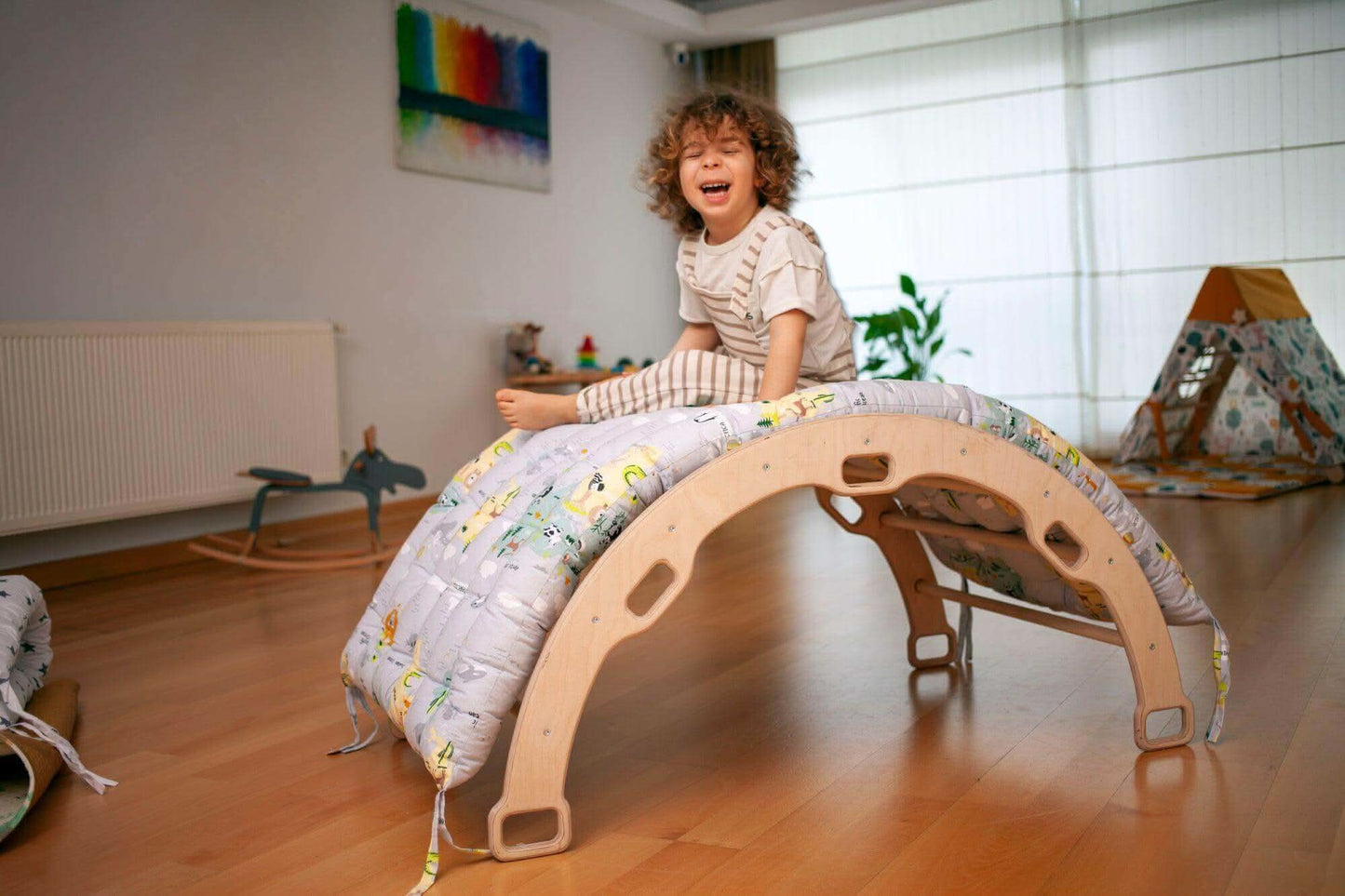 Climbing Arch / Rocker with Map Pattern Pillow