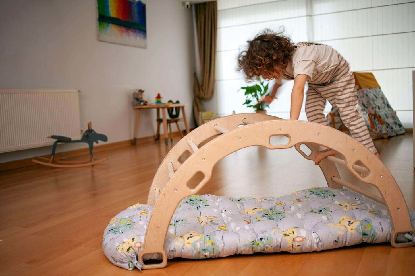 Climbing Arch / Rocker with Map Pattern Pillow